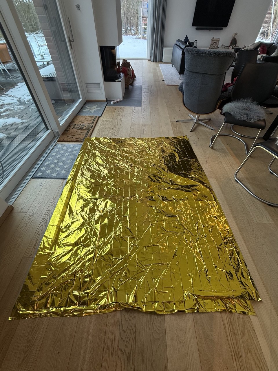 Goldene Rettungsdecke ausgebreitet